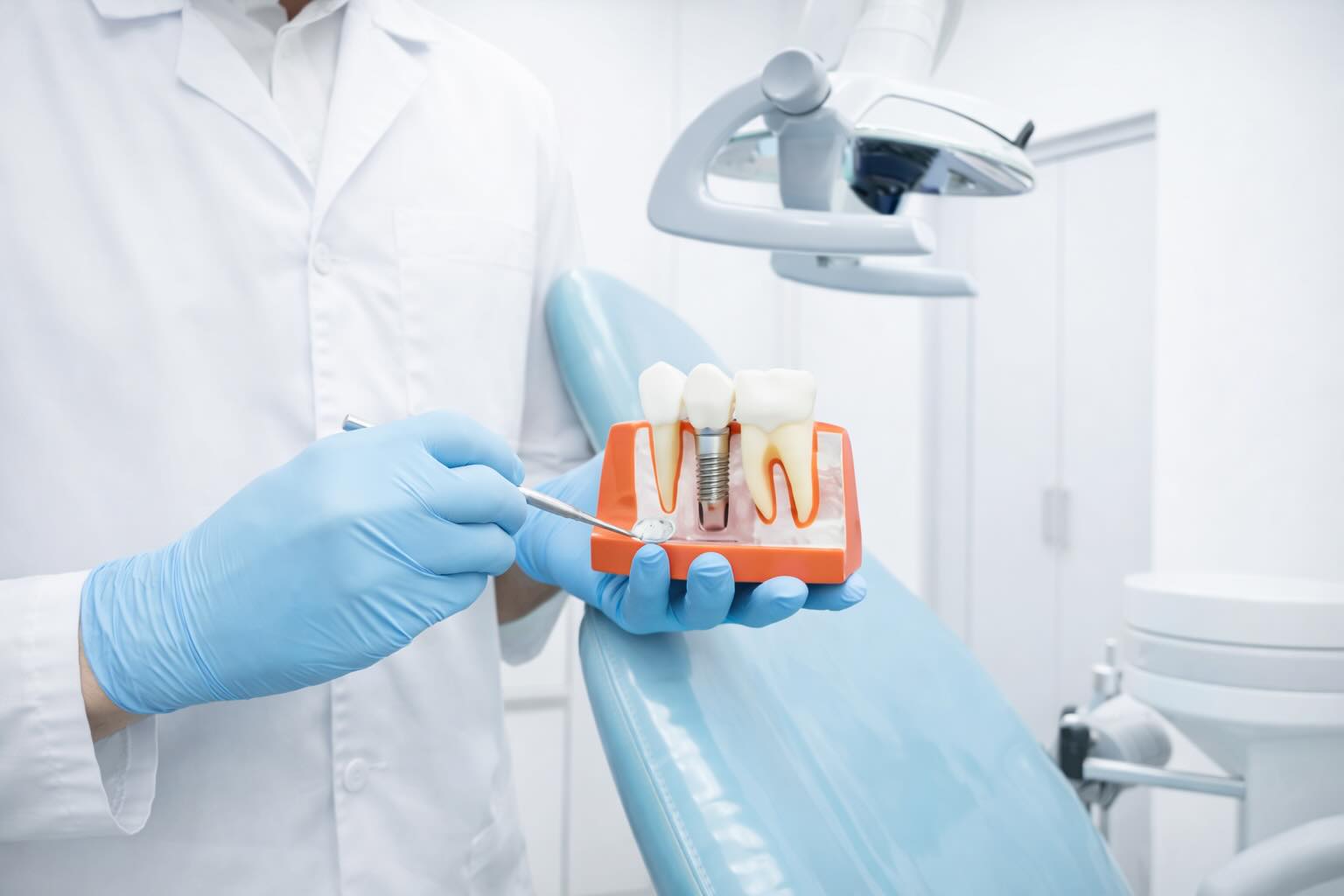 3D‑модель классической двухэтапной имплантации зуба с показом этапов установки импланта